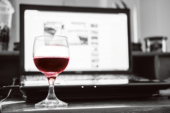 慣れないリモートワークと感染の恐怖でストレスがたまる？　SASINPARAKSA/ISTOCK