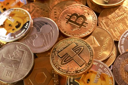 資産運用会社が暗号資産（仮想通貨）に連動する上場投資信託（ＥＴＦ）を次々に立ち上げている。９月１０日撮影のイメージ写真（２０２５年　ロイター/Dado Ruvic/Illustration）