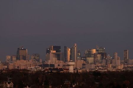 ３月３日、  ＩＨＳマークイットが発表した２月のフランスの総合購買担当者景気指数（ＰＭＩ）改定値は４７．０で、１月（４７．７）から低下し３カ月ぶりの低水準となった。ただ速報値（４５．２）からは上方改定された。パリで２月撮影（２０２１年　ロイター/Sarah Meyssonnier ）