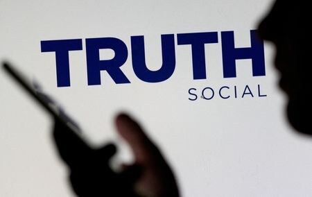 　トランプ前米大統領が立ち上げた新興メディア企業トランプ・メディア・アンド・テクノロジー・グループ（ＴＭＴＧ）の株価が４月８日の取引で一時１２％急落した。写真は同社のロゴ。２０２２年２月撮影のイメージ写真（２０２４年　ロイター/Dado Ruvic/Illustration）