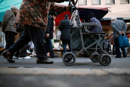 　１１月２２日、政府が年内に見直しをとりまとめる予定の年金制度の方向性が社会保障審議会で明らかになりつつあるが、２０００万円問題を契機として高まった現役世代の不安解消期待は望めそうにない。写真は都内で２０１３年１２月撮影（２０１９年　ロイター／Issei Kato）