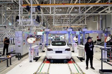 　７月２８日、米電気自動車（ＥＶ）メーカー、テスラは、上海で従業員の採用を開始した。同社のウェブサイトに掲載された情報によると、中国で初めてとなる設計担当者や約１０００人の工場従業員を採用する。写真は上海で１月撮影（２０２０年　ロイター／Aly Song）