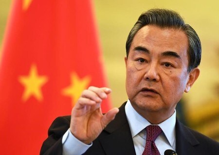 　４月１３日、中国の王毅外相は同日、北朝鮮情勢について、軍事力では問題を解決できないとし、協議再開の機会が生まれることを望むと述べた。北京で昨年１２月代表撮影（２０１７年　ロイター）