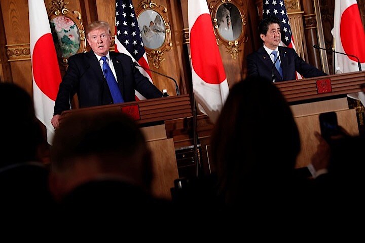 ４月１６日、日本政府は１７、１８日の日米首脳会談で、米側が北朝鮮と通商の２つの問題を絡めてくることに警戒を強めている。米朝首脳会談で拉致問題などを取り上げてもらう代わりに、貿易赤字の削減で米側から譲歩を迫られる可能性があるとみている。写真は都内で昨年１１月撮影（２０１８年　ロイター／Jonathan Ernst）