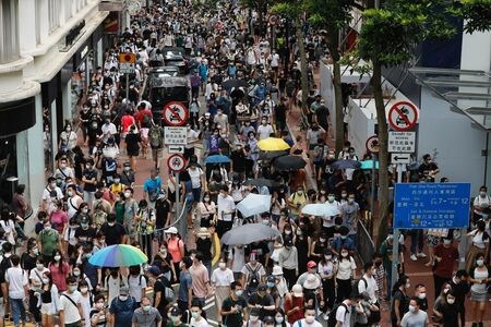 　７月１日、香港警察は、国家安全維持法に抗議するデモ隊を排除するため放水銃を使用した。写真はデモの模様。（２０２０年　ロイター／TYRONE SIU）