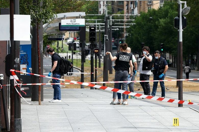 27日、パリのポルテ・ド・クリシー周辺で発生した付近で発生した襲撃事件の現場。REUTERS/Abdul Saboor