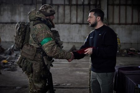 ウクライナのゼレンスキー大統領は２２日、ロシア軍との激しい戦闘が続いている東部ドネツク州の要衝バフムト近郊の前線を訪問し、ウクライナ軍兵士を激励した。写真は３月２２日、東部ドネツク州の要衝バフムト近郊の前線を訪問するゼレンスキー大統領（２０２３年　ロイター／Ukrainian Presidential Press Service/Handout via REUTERS）