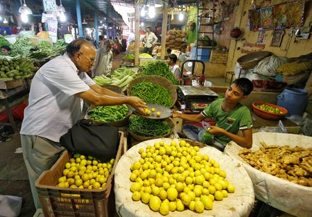 　１月１３日、インド政府が発表した２０２４年１２月の消費者物価指数（ＣＰＩ）上昇率は前年同月比５．２２％と前月（５．４８％）から減速し、４カ月ぶりの低水準だった。写真はインドのアーメダバードにある市場で２０１７年９月撮影（２０２５　ロイター／Amit Dave）