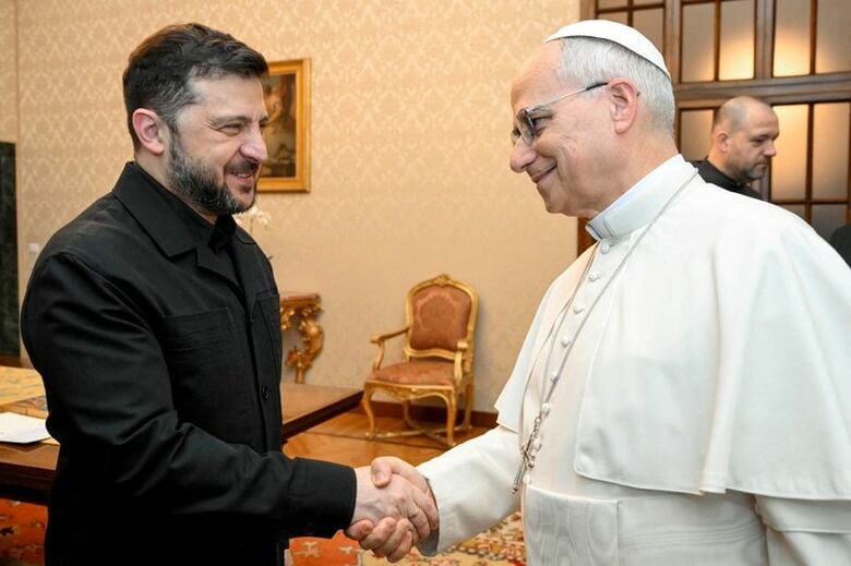 握手を交わすローマ教皇レオ１４世とウクライナのゼレンスキー大統領。2025年12月、イタリアで撮影。提供写真。Vatican Media/­Simone Risoluti/Handout via REUTERS