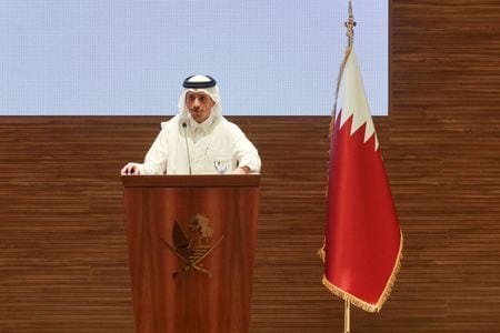 イスラエルとイスラム組織ハマスの仲介役を務めるカタールのムハンマド首相は１９日、イスラエルのネタニヤフ首相がハマスに圧力をかけて人質を解放させるようカタールに求めたと発言したことについて、紛争を長引かせようとする試みだと非難した。写真はムハンマド首相。カタール・ドーハで２３年１０月撮影。（2024年 ロイター/Imad Creidi/File Photo）