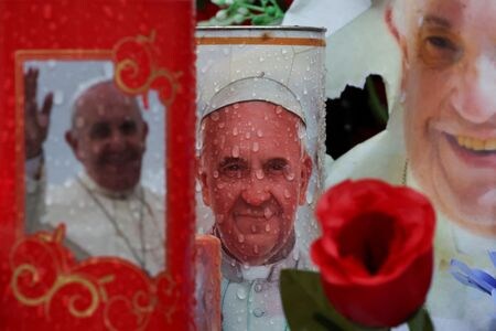 ローマ教皇庁（バチカン）は２６日、肺炎でローマの病院に入院中の教皇フランシスコ（８８）は「静かな夜を過ごし、休息を取っている」と発表した。病院近くで２６日撮影。（２０２５年　ロイター/Hannah McKay）