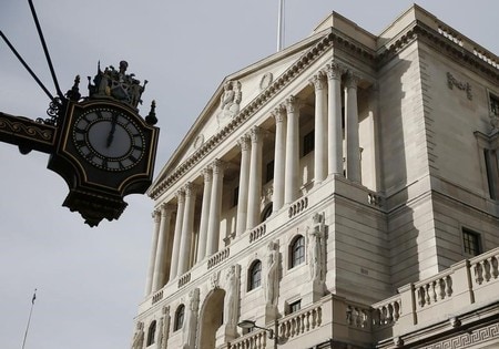 １１月２１日、英中銀今月、２００７年以来初めての利上げを決定したが、金融政策委員の間でインフレや失業などを巡る見解が分かれていることが明らかになった。写真は２０１６年１１月、ロンドンの英中銀（ロイター　２０１７年/Peter Nicholls）