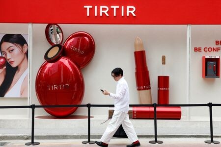 　６月６日、  化粧品やスキンケア用品を手がける韓国のスタートアップ企業は米国事業拡大に動きつつある。写真はソウルのティルティル店舗前で５月撮影（２０２５年　ロイター/Kim Soo-hyeon）