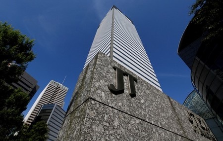 　１月１７日、ＪＴの寺畠正道社長はロイターとのインタビューで、Ｍ＆Ａ（企業の合併・買収）の基本方針について「我々のビジネスに適合し、将来的にリターンがしっかり見込める案件があれば、リスクを取ってでも積極的にやっていく。敵対的買収はやらない」と述べた。写真は都内のＪＴ本社。２０１６年５月撮影（２０１８年　ロイター/Toru Hanai/File Photo）