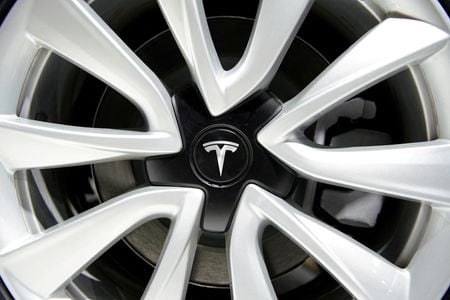 １２月８日、米電気自動車（ＥＶ）大手テスラは、中国・上海工場の新規採用を既に延期しており、今後シフト時間を短縮する。写真はテスラのロゴ。上海自動車ショーで２０１９年４月撮影（２０２２年　ロイター/Aly Song）