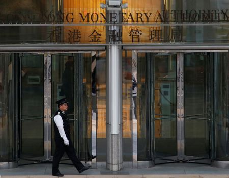 　１２月１１日、香港金融管理局（ＨＫＭＡ、中央銀行に相当）は、政策金利の基準金利を０．２５％引き下げ４．０％とすることを決めた。写真は香港のＨＫＭＡ前で２０１５年１１月撮影（２０２５年　ロイター／Bobby Yip）