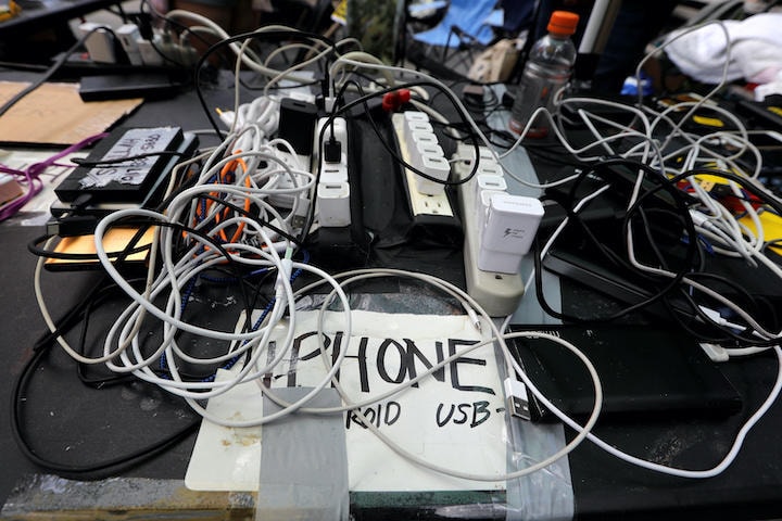 中国は携帯電話の国際的なネットワークの弱点を利用した？（写真はイメージ）　/Mike Segar-REUTERS