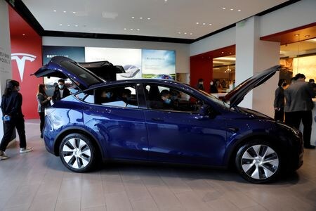 ５月３０日、市場調査会社ＪＡＴＯ（ジェイトー）のデータによると、米電気自動車（ＥＶ）大手テスラの多目的スポーツ車（ＳＵＶ）「モデルＹ」が第１・四半期に世界で最も売れた車種となり、中国での販売台数が米国を上回り最も多かった。写真は２０２１年１月、北京のディーラーに展示されたテスラの「モデルY」（２０２３年　ロイター/Tingshu Wang）