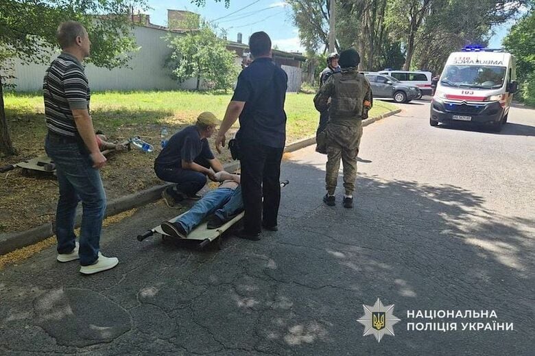 ロシアのミサイル攻撃を受けたドニプロでで29日撮影の提供写真 Press service of the National Police of Ukraine/Handout via REUTERS