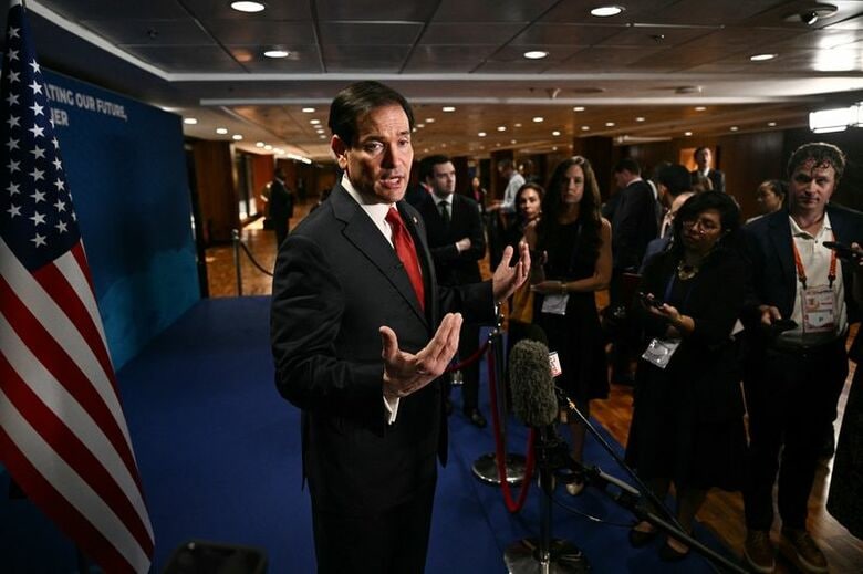 マニラで会見するルビオ米国務長官、23日の代表撮影  BRENDAN SMIALOWSKI/Pool via REUTERS