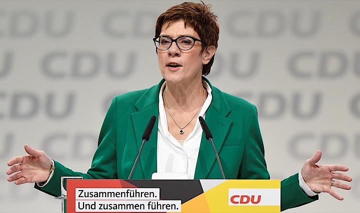 12月9日、ドイツ与党・キリスト教民主同盟（CDU）の新党首に選出されたアンネグレート・クランプカレンバウアー氏（写真）は、来年の欧州議会選の前に同党の移民政策を変更する計画を明らかにした。ハンブルグで8日撮影（2018年　ロイター/FABIAN BIMMER）