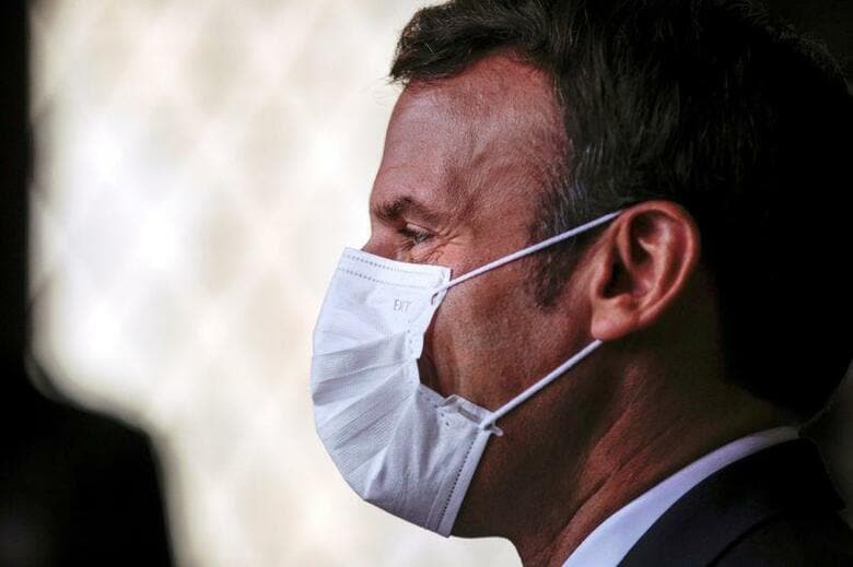 6月28日に行われたフランスの統一地方選で、マクロン大統領(写真)率いる中道与党、共和国前進が主要都市で敗北した。仏ルトゥケパリプラージュの投票所で代表撮影(2020年　ロイター)