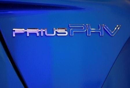 　１１月１日、トヨタ自動車がリチウムイオン電池への慎重姿勢を転換、駆動用バッテリーへの本格採用に動き出している。今冬発売するプラグインハイブリッド車（ＰＨＶ）の新型プリウスは従来より容量を倍増させた同電池を搭載する。写真はプリウスのロゴ、１日撮影（２０１６年　ロイター／Issei Kato）