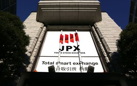 　１月２７日、前場の東京株式市場で、日経平均は前営業日比４９円８８銭高の２万８５９６円０６銭となり、小反発した。写真は東京証券取引所、２０２１年１月１日撮影（２０２１年　時事通信）