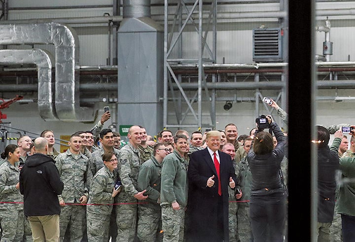 ドイツのラムシュタイン空軍基地で米軍兵士と記念撮影するトランプ（2018年）　JONATHAN ERNST-REUTERS