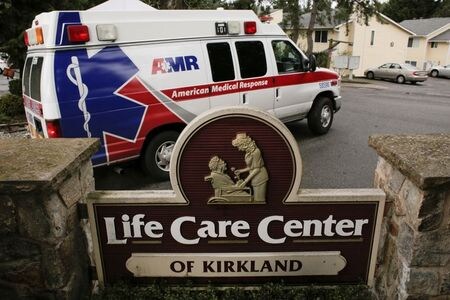 　３月３日、米北西部ワシントン州では、新型コロナウイルスへの感染で新たに３人が死亡したことが明らかになった。写真は長期介護施設「ライフケア」を出発する救急車。ワシントン州カークランドで撮影（２０２０年　ロイター／David Ryder）