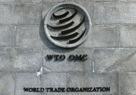 今週予定されていた世界貿易機関（ＷＴＯ）の閣僚会議が延期されたことで、漁業補助金の問題や新型コロナウイルスワクチンの一段の普及に向けた動きが数カ月にわたり膠着状態となることがほぼ確実となった。写真はＷＴＯのロゴ。ジュネーブで９月撮影（２０２１年　ロイター／Denis Balibouse）