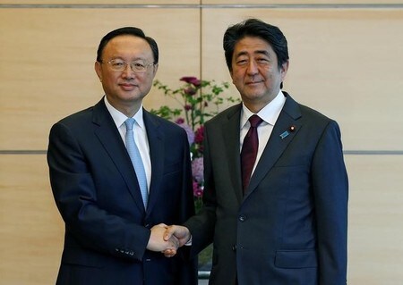 　５月３１日、中国外交を統括する楊潔チ国務委員（写真左）は、安倍晋三首相と会談し、北朝鮮問題の平和的な解決に向け、関係各国が役割を果たすべきとの認識を示した。北朝鮮への影響力が大きい中国の役割拡大に期待する米国と日本をけん制した格好だ。写真は首相官邸で撮影（２０１７年　ロイター／Issei Kato）
