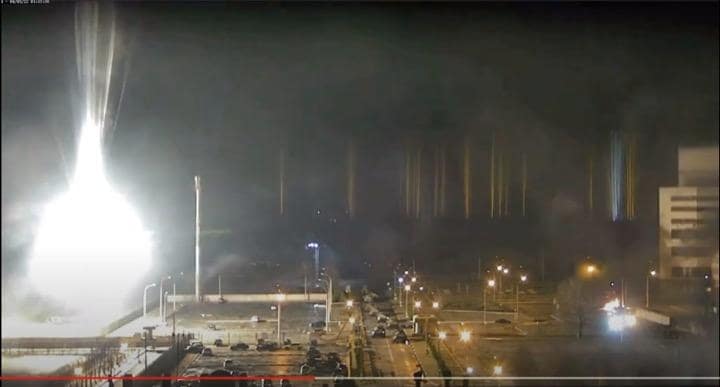 欧州最大規模のザポリージャ原子力発電所で、未明にロシア軍の攻撃により火災が発生した。写真はザポリージャ原子力発電所への攻撃。 Вікна-новини / YouTube