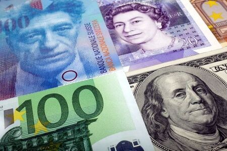 　世界的に物価上昇圧力が高まる中で、各国の短期金融市場は前のめりで利上げを織り込みつつある。それぞれの中央銀行が示唆する利上げ経路よりずっと時期が早まり、幅も大きくなると想定しているケースがほとんどだ。２０１１年１月、ワルシャワで撮影（２０２１年　ロイター/Kacper Pempel）