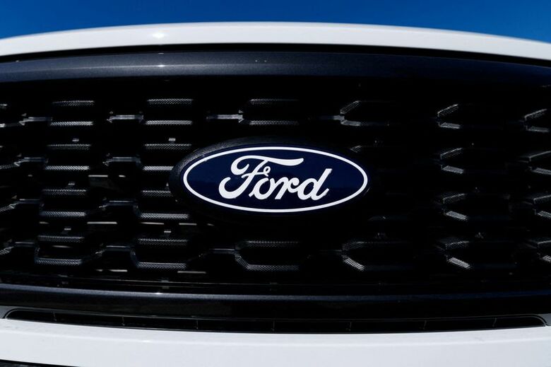 米自動車大手フォード・モーターのロゴ。2025年10月20日、米カリフォルニア州エンシニタスで撮影。REUTERS/Mike Blake