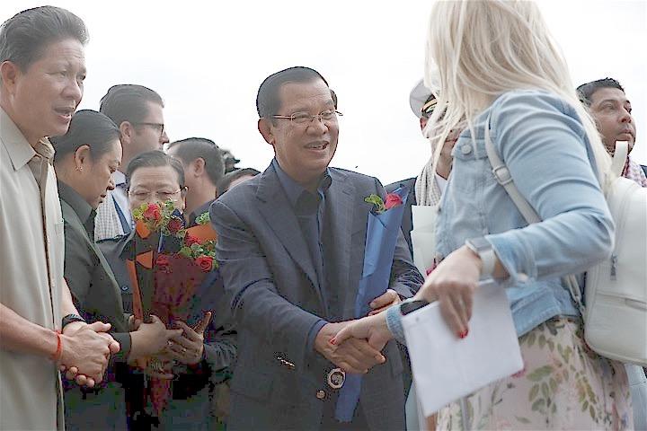 受け入れ国がなく行き場を失ったクルーズ船をの寄港を認め、自ら乗客を出迎えたカンボジアのフン・セン。Soe Zeya Tun - REUTERS