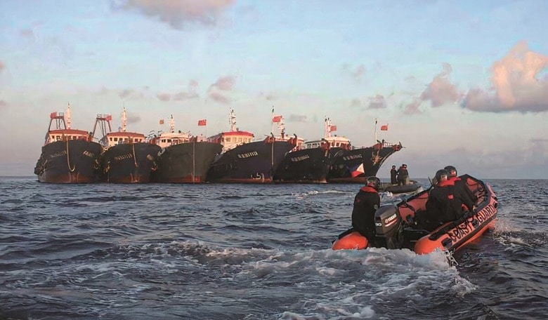 南沙諸島のウイットサン（牛軛）礁に中国船が大挙して停泊（21年4月）　PHILIPPINE COAST GUARD-AP/AFLO