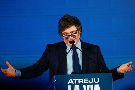 　３月１７日、アルゼンチン経済省が発表した２月の基礎的財政収支（プライマリーバランス）は１兆１７７０億ペソ（１１億ドル）の黒字で、国内総生産（ＧＤＰ）比で約０．５％となった。写真はミレイ氏。イタリアのローマで昨年１２月撮影（２０２５　ロイター／Ciro De Luca）