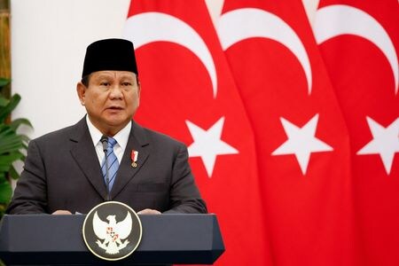 　２月１３日、インドネシアのプラボウォ大統領（写真）は、政府系ファンド「ダナンタラ」を今月２４日に新設すると表明した。ボゴールの官邸で１２日撮影（２０２５年　ロイター／Ajeng Dinar Ulfiana）
