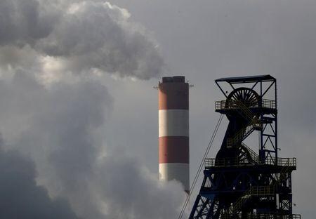 欧州連合（ＥＵ）排出量取引制度による炭素排出枠（ＥＵＡ）価格が４日、ＥＵの厳しい地球温暖化対策や投資家の需要拡大を受け、初めて５０ユーロを突破した。ポーランドの火力発電所、２０１８年撮影。（２０２１年　ロイター/Kacper Pempel）