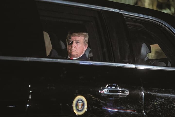 大統領専用車に乗るトランプ（2019年）　JIM LO SCALZO-POOL/GETTY IMAGES