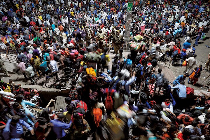 インドの全国封鎖を前に故郷へ帰ろうとバスターミナルに殺到する人たち（3月28日、ガジアバード）　ANUSHREE FADNAVIS-REUTERS