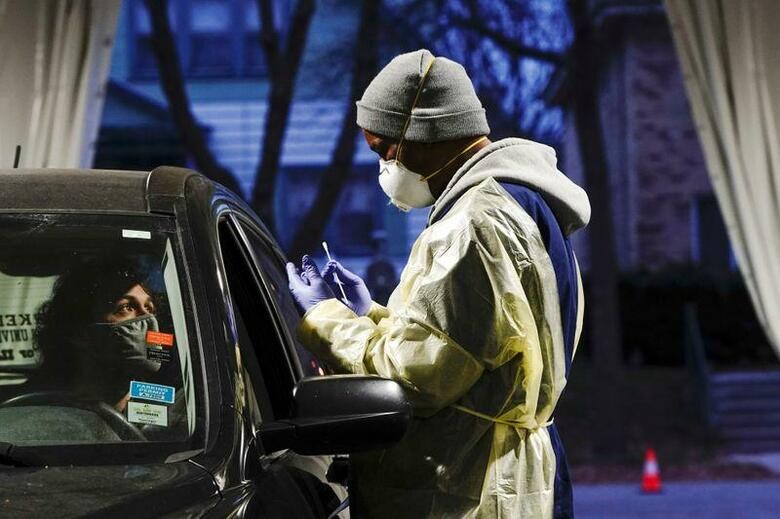 ロイターの集計によると、米国で２３日、１日あたりの新型コロナウイルス新規感染者が８万４２１８人となり、過去最多を更新した。写真はドライブスルーで検査を行う医療関係者。２１日ミルウォーキーで撮影。（２０２０年　ロイター/Bing Guan）