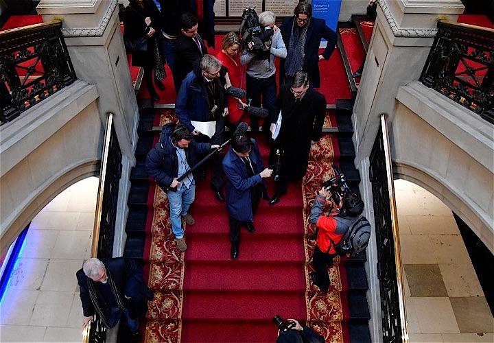 1月23日、英国が条件などで合意しないまま欧州連合（EU）を離脱する事態を避けるために野党労働党の議員が提出した修正合意案について、同党の有力議員は、党として支持する構えを示した。写真はメディアに応える保守党のジェイコブ・リースモグ議員。ロンドンで撮影（2019年　ロイター／Toby Melville）