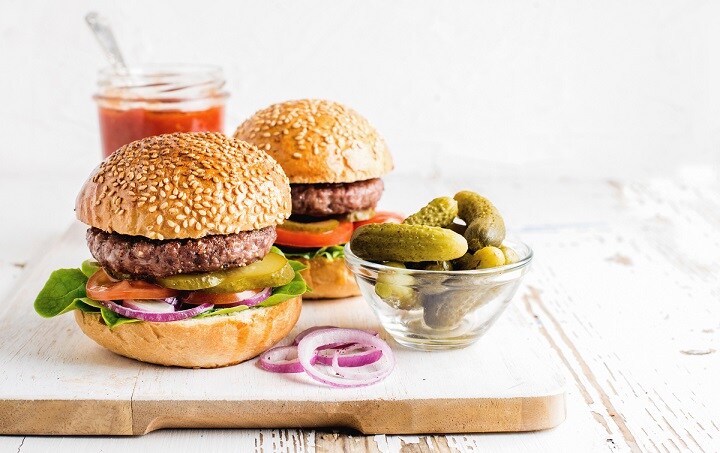 ハンバーガーにピクルスが加わる――トランプ流「ビッグ・ディール」　Foxys_forest_manufacture-iStock.