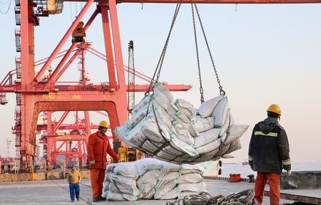 　中国は１２月と来年１月分の大豆供給を十分に確保できていないことが貿易関係筋の話で明らかになった。ブラジル産大豆の価格高騰による買い控えが原因で、政府が国家備蓄の放出に踏み切る可能性があると述べた。江蘇省南通で２０１８年３月撮影。チャイナデーリー提供（２０２５年　ロイター）