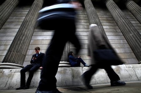 　９月１３日、マンパワーは英国企業の採用見通しを発表した。写真はロンドン中心部を歩く通勤者ら。２０１２年７月撮影（２０１６年　ロイター／Andrew Winning/File Photo）