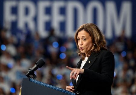 １１月の米大統領選を戦う民主党候補ハリス副大統領は来週１９日、「カリスマ司会者」とされるオプラ・ウィンフリー氏と共に「Unite for America（米国のために結束せよ）」と呼ばれるライブ配信イベントを開催する。１２日撮影（２０２４年　ロイター/Jonathan Drake）