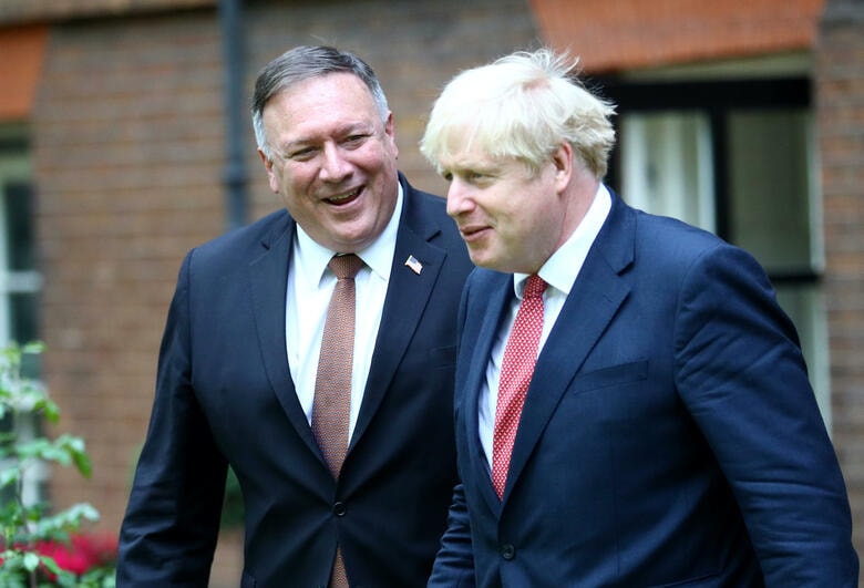 訪英したポンペオ米国務長官（左）とジョンソン英首相（7月21日）　Hannah McKay-REUTERS