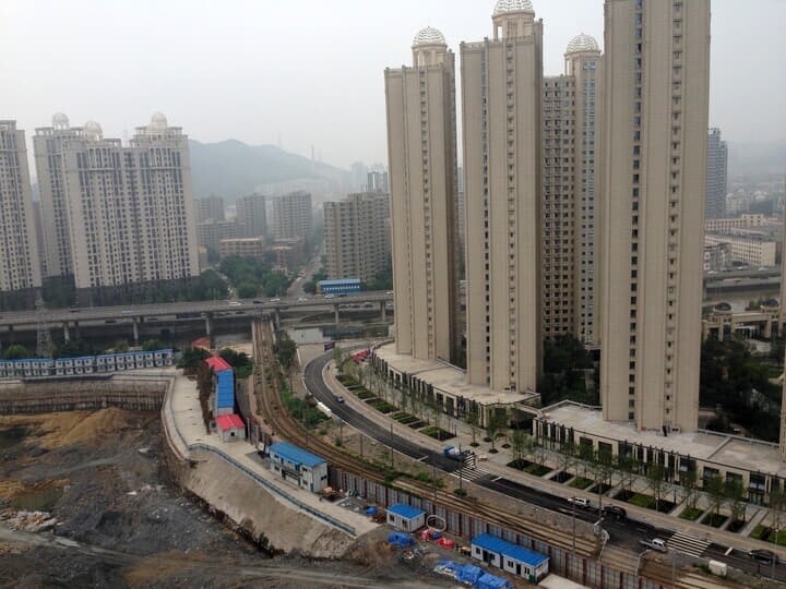 中国のGDPの約3割に影響を及ぼす不動産市況の悪化が経済の「日本化」につながるのか。短期集中連載（3回）で論じる。写真は、建設が中断した大連市の高層マンション（筆者撮影）